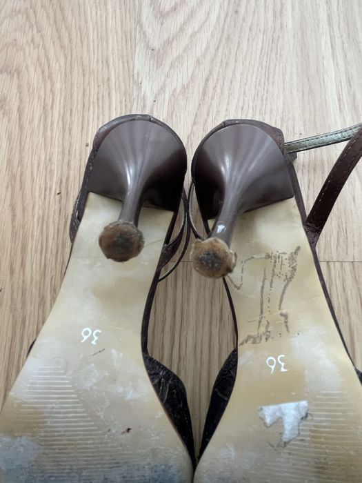 Sapato com tira no tornozelo, N.36