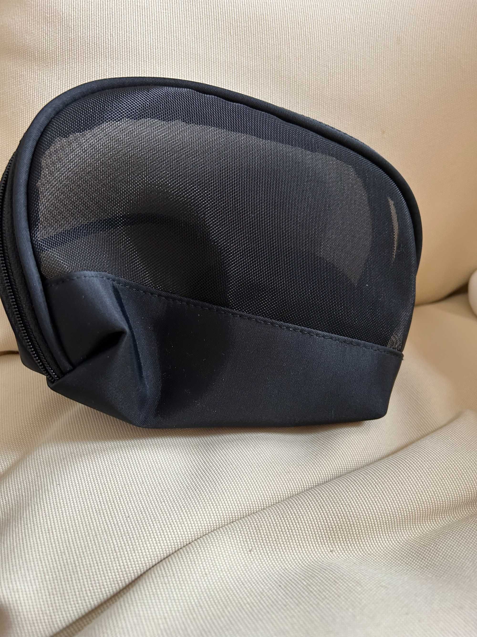Bolsa em preto com fecho e  espelho incorporado.