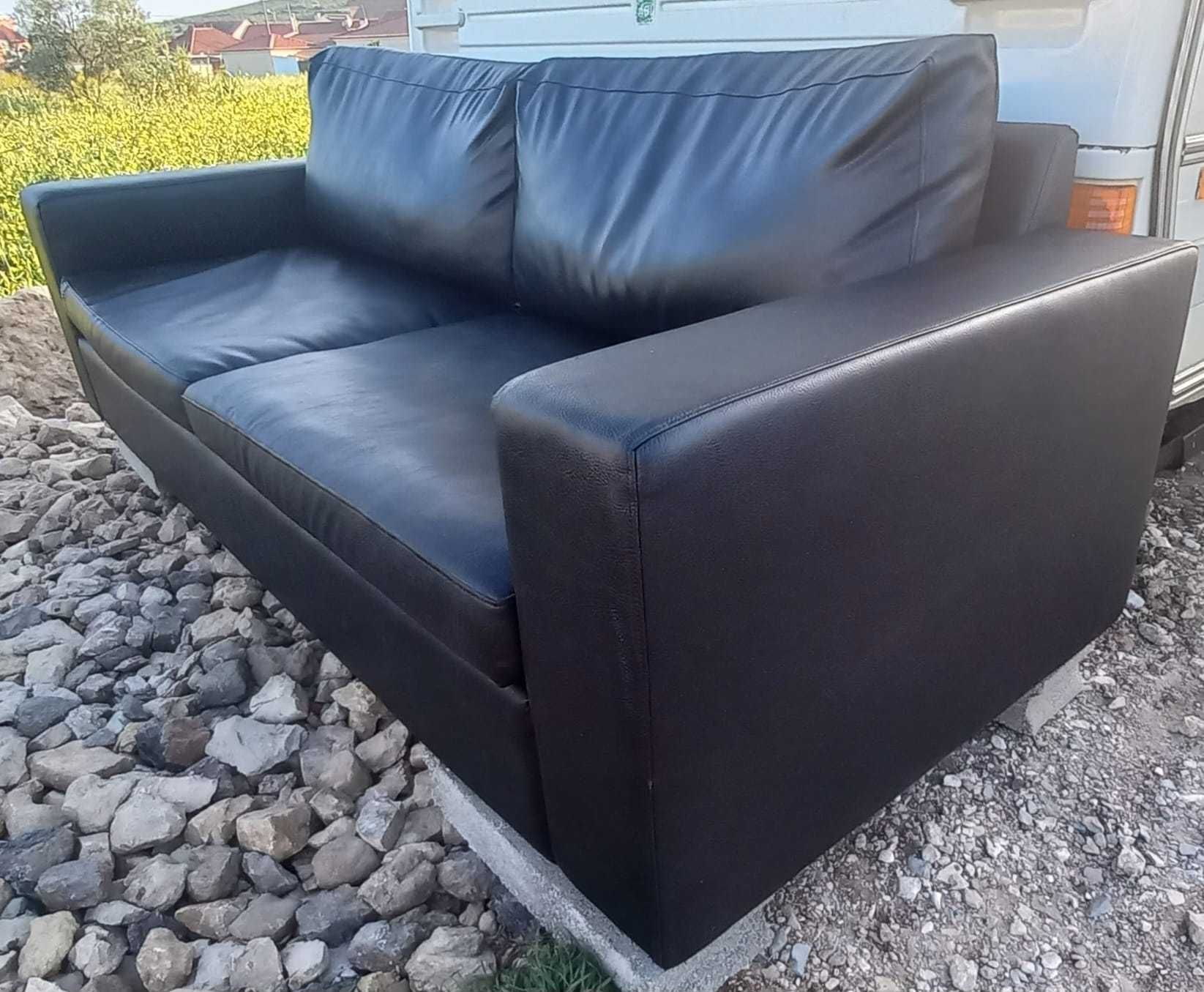 Lindo e confortável sofá preto.