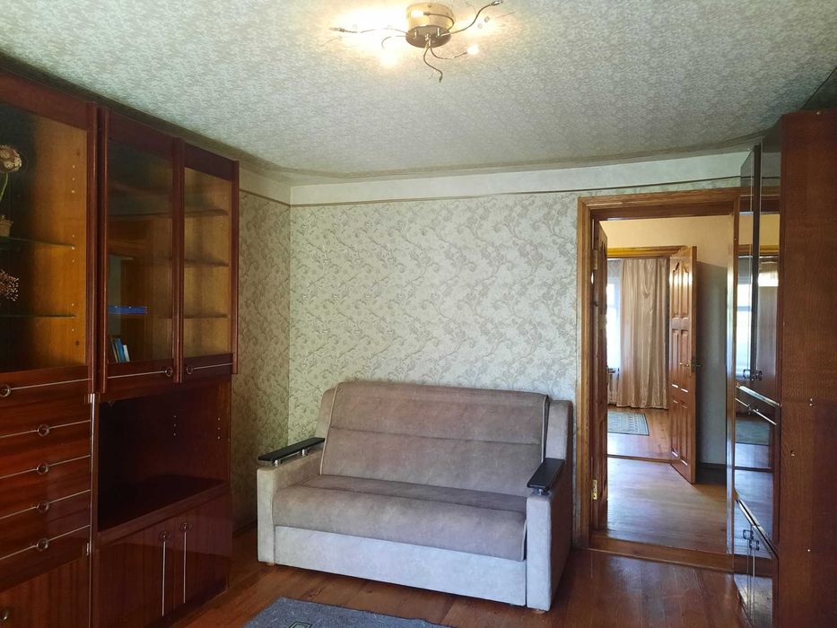 Продаж частини будинку з окремим двором,землею та зручностями.