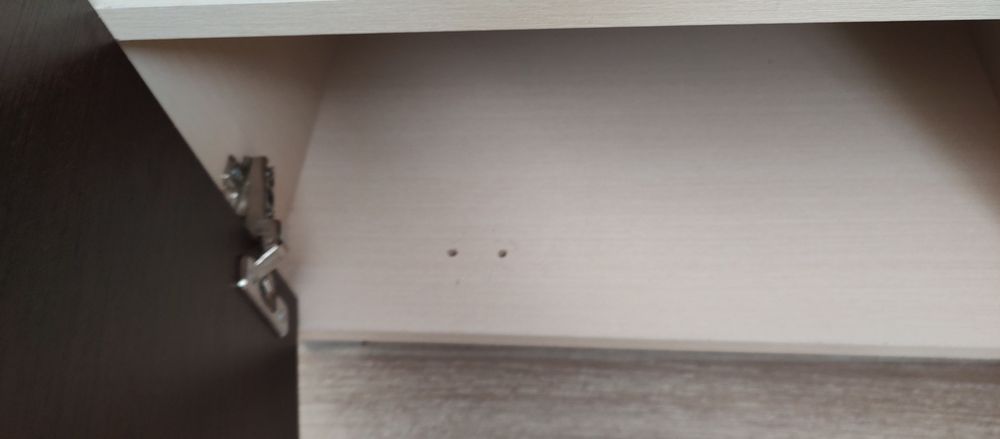 Світла прихожка з дзеркалом