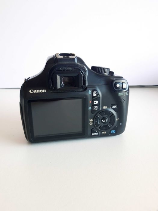 Câmara Canon 1100D (corpo+2 baterias+carregador)