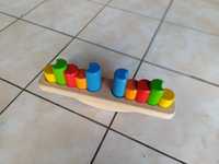 Drewniana zabawka edukacyjna Bajo, waga z obciążnikami