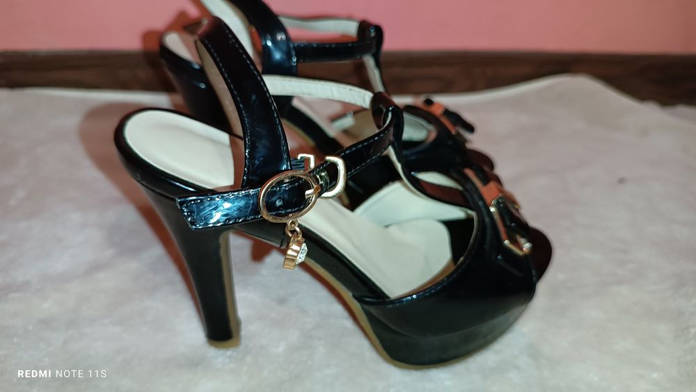 Продам босоніжки