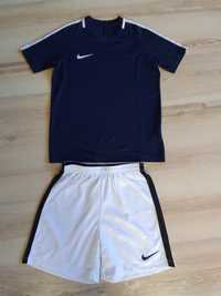 Komplet piłkarski Nike r. M (137-147 cm)