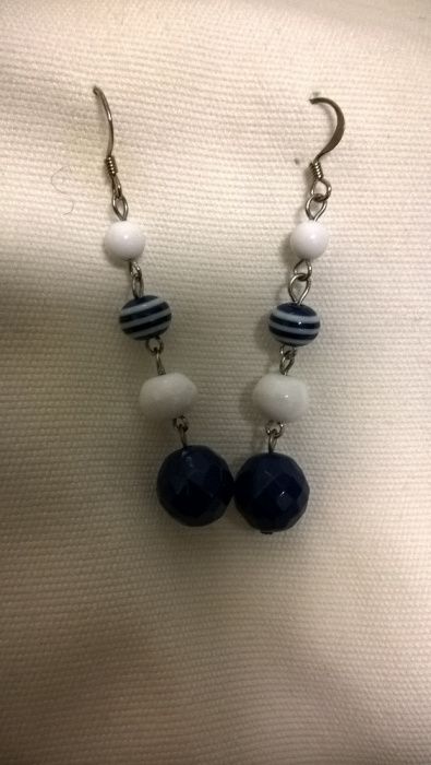 Brincos compridos azuis e brancos