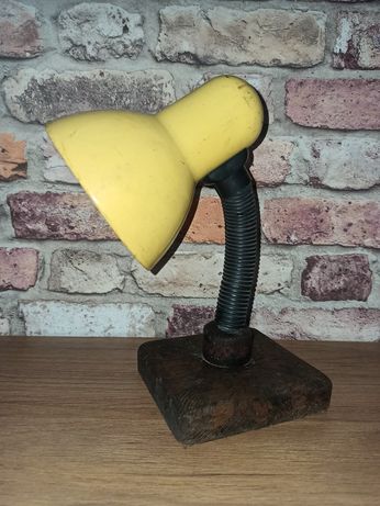 Żółta lampka Vintage na drewnianej wypalanej podstawie