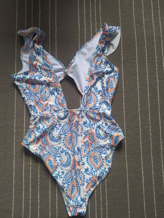 Strój kąpielowy jednoczęściowy z ozdobnym wycięciem na brzuchu