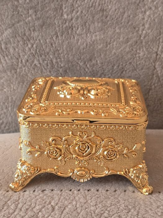 Piękna bogatozdobiona szkatułka metalowa w stylu Faberge Paris.