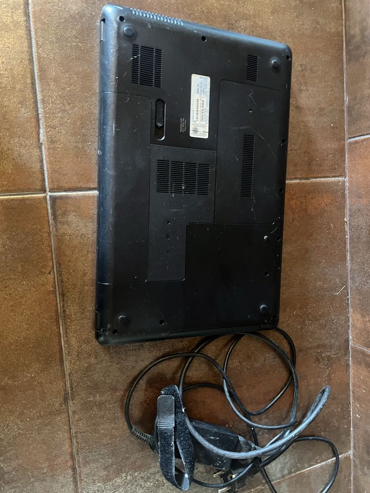 Portatil hp i3 com carregador beteria viciada esta bocado usado