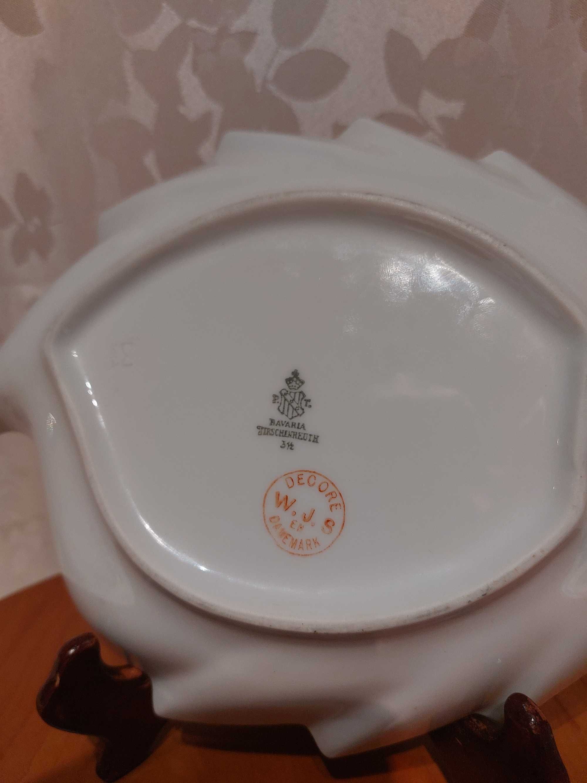 Porcelanowa sygnowana patera z ręcznie malowanymi kwiatami.