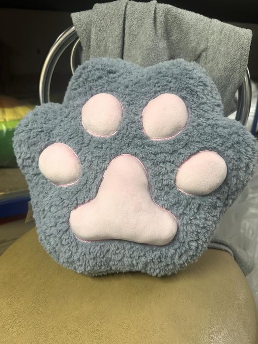 Декоративна подушка іграшка антистрес "Котяча лапка" ширина 38см