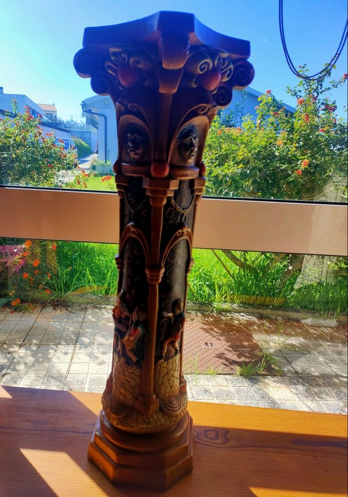 Coluna decorativa e estátua de barro