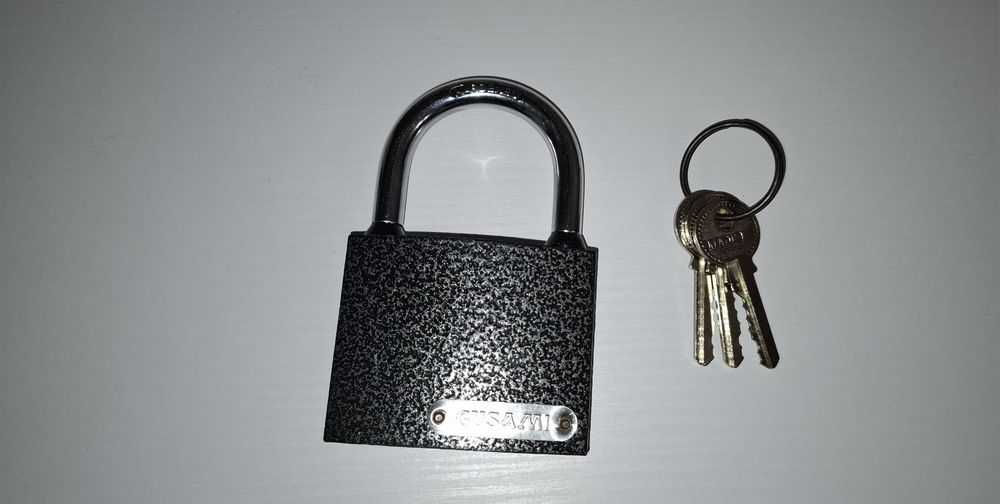 Продаётся навесной влагостойки замок