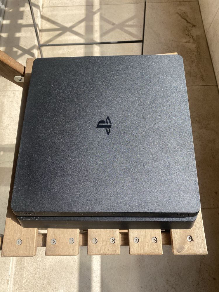 PlayStation 4 com comando