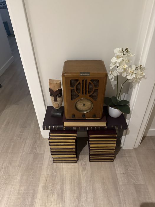 Mesa feita de livros com acabamento em couro e ouro