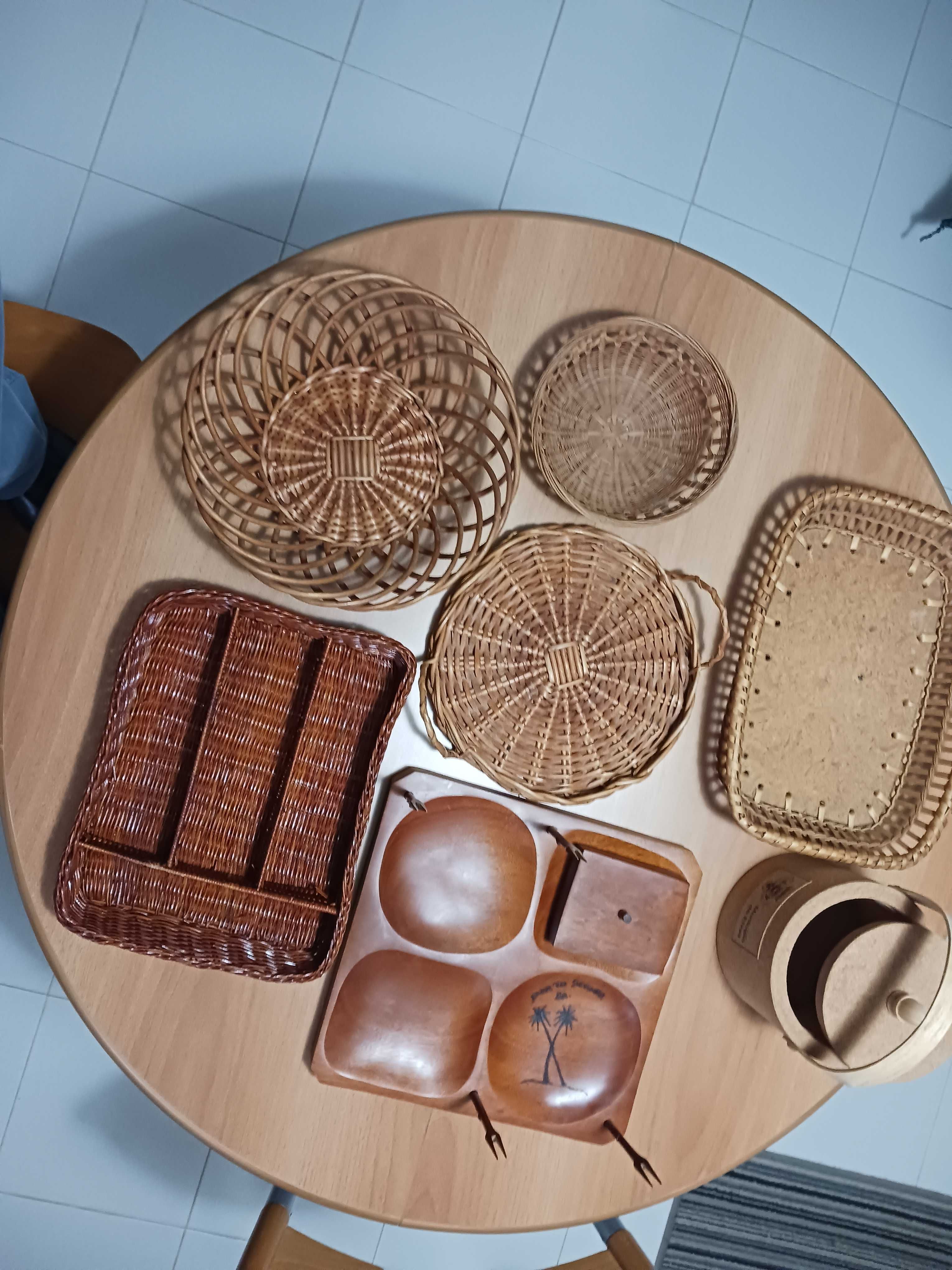 Peça de artesanato do Brasil para acepipes, e cestos de vime