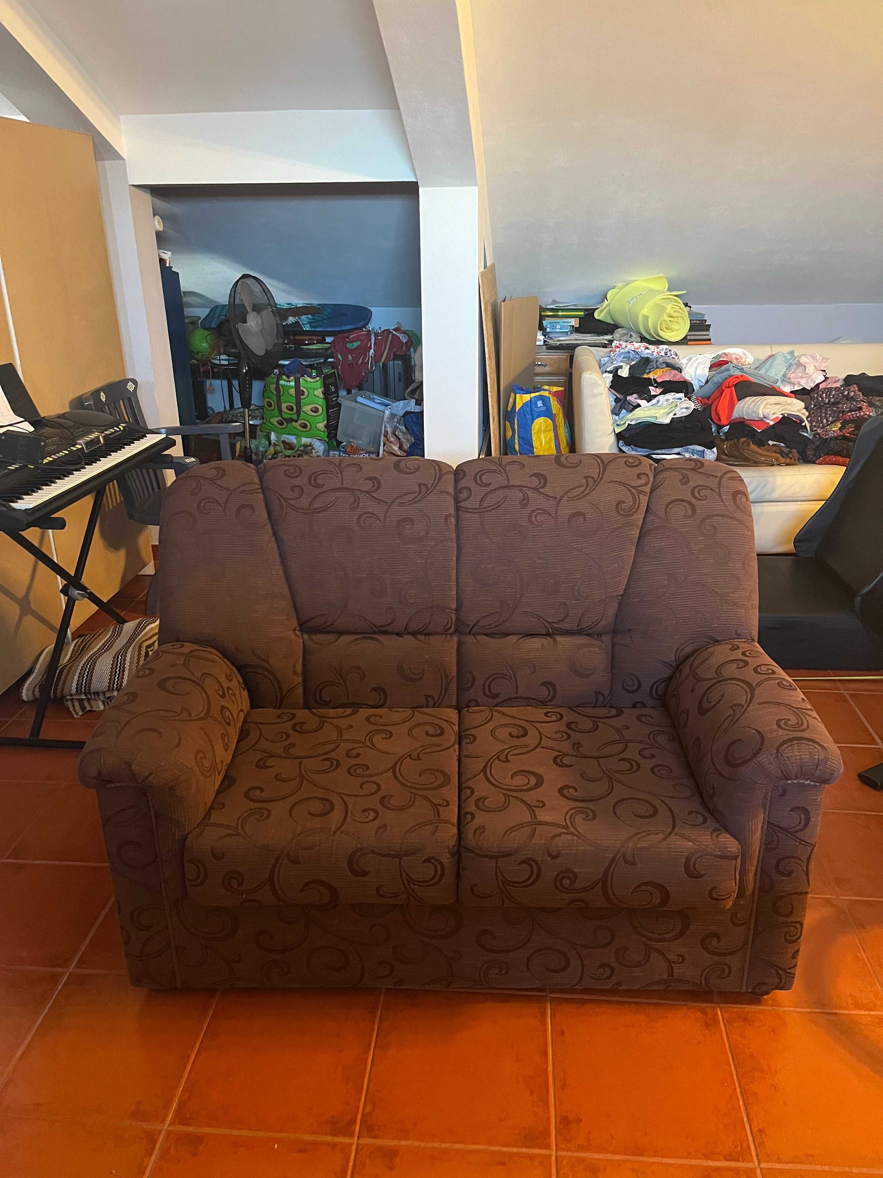 Sofá castanho com padrão novo
