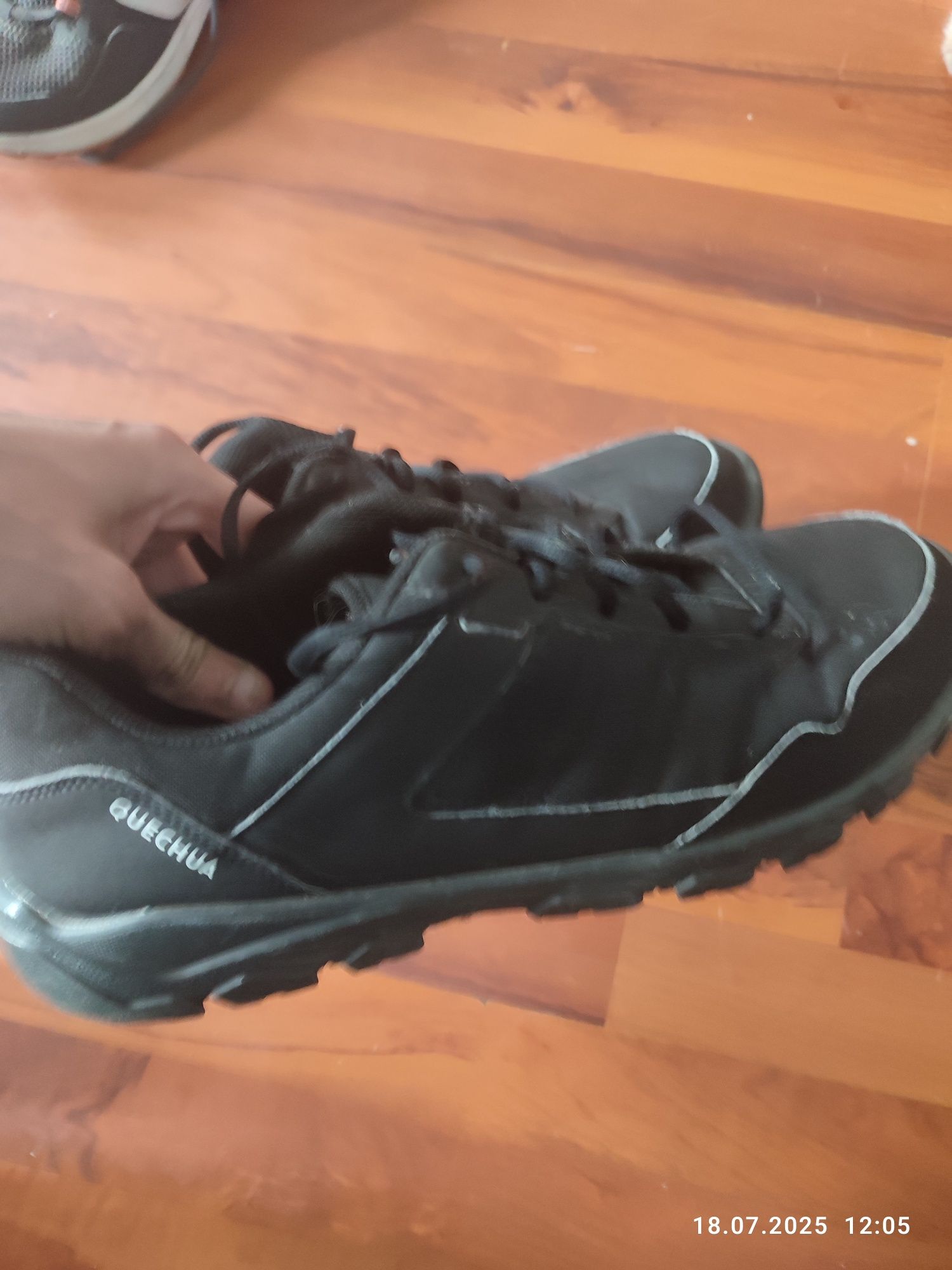 Sprzedam buty terenowe marki quechua czarne