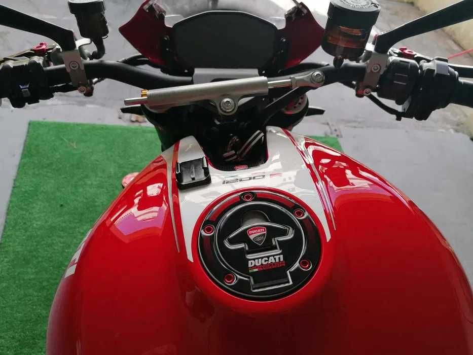 Ducati Monster 1200R, como nova!!muitos extras.