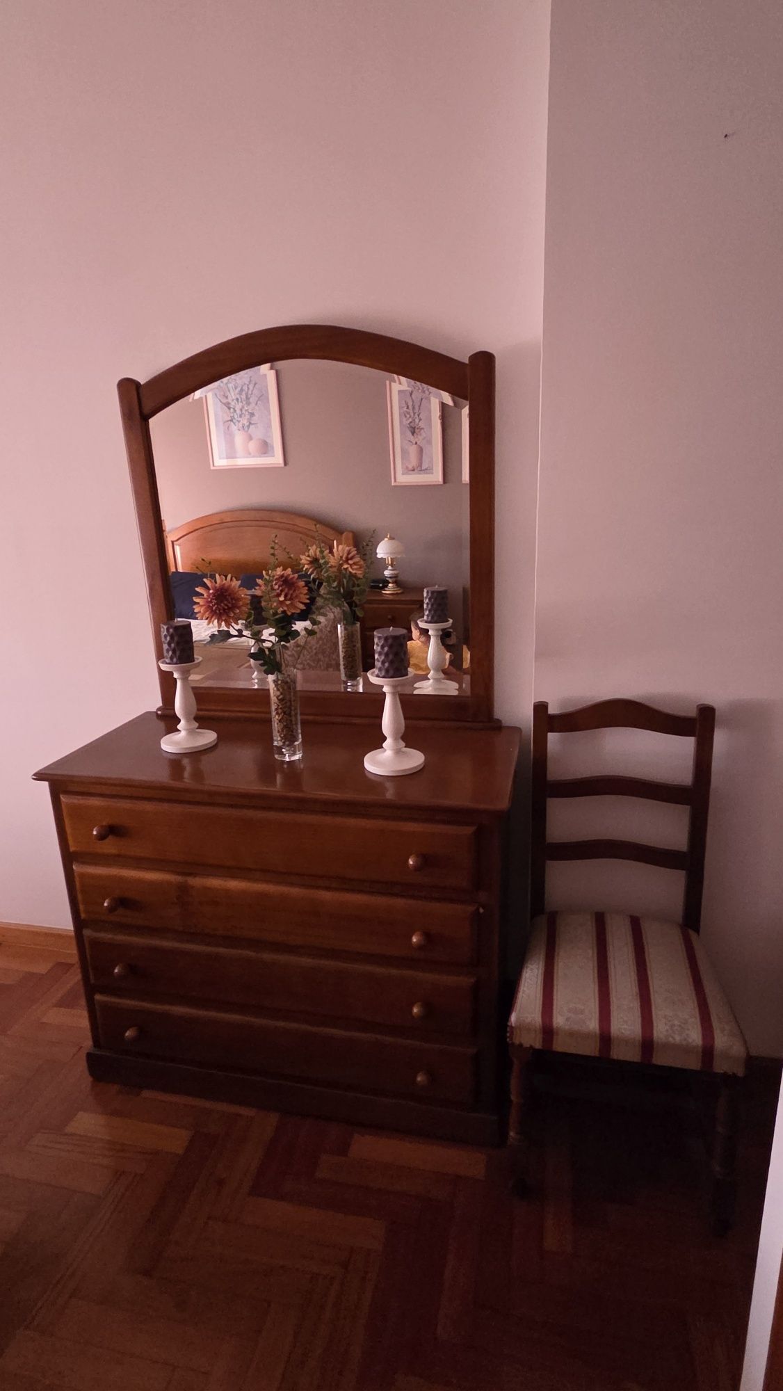 Mobilia de quarto e sala de jantar, usados mas em bom estado