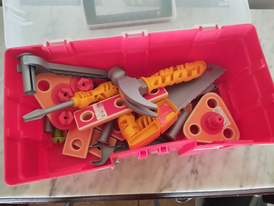 Conjunto de ferramentas com caixa que não fecha muito bem a tampa.