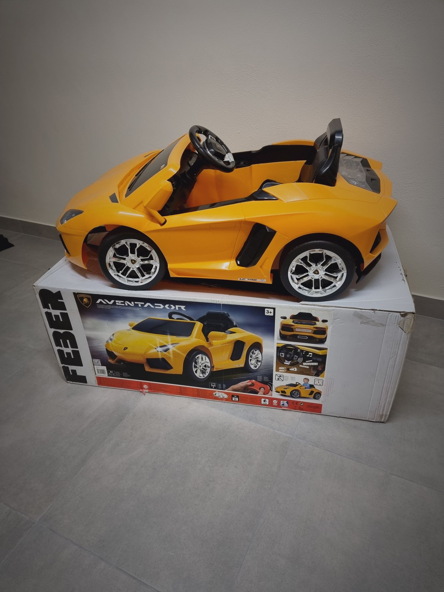 Carro eléctrico infantil Lamborghini com comando