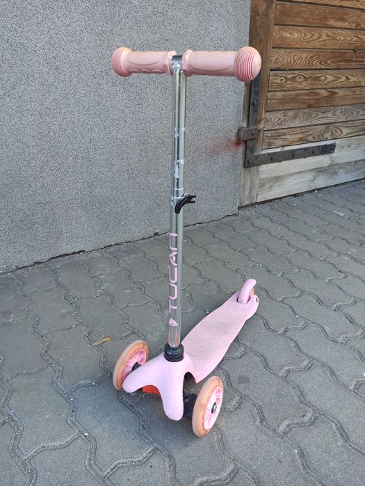 Hulajnoga Meteor trójkołową z kółkami led Tucan różowa