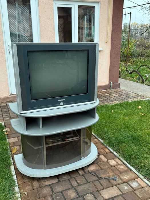 Віддам безкоштовно Телевізор з тумбою