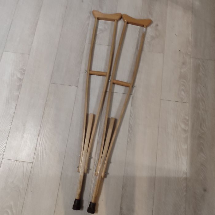 Костыли б/у дерево.