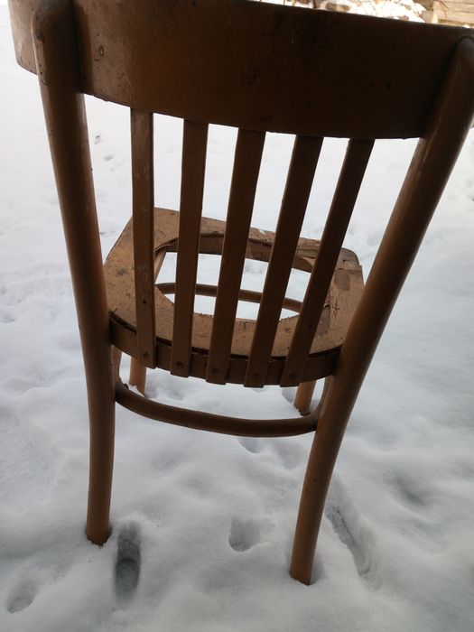 68. Stare krzesła do renowacji z czasów PRL-u -2 sztuki