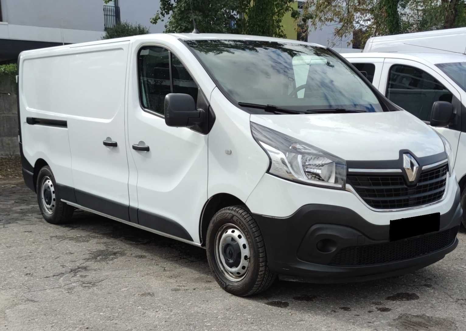 Wynajem lub wypożyczenie auta dostawczego busa Renault Trafic L2H1 hak