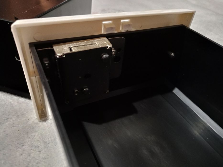Mini sejf z atrapą gniazdka elektrycznego