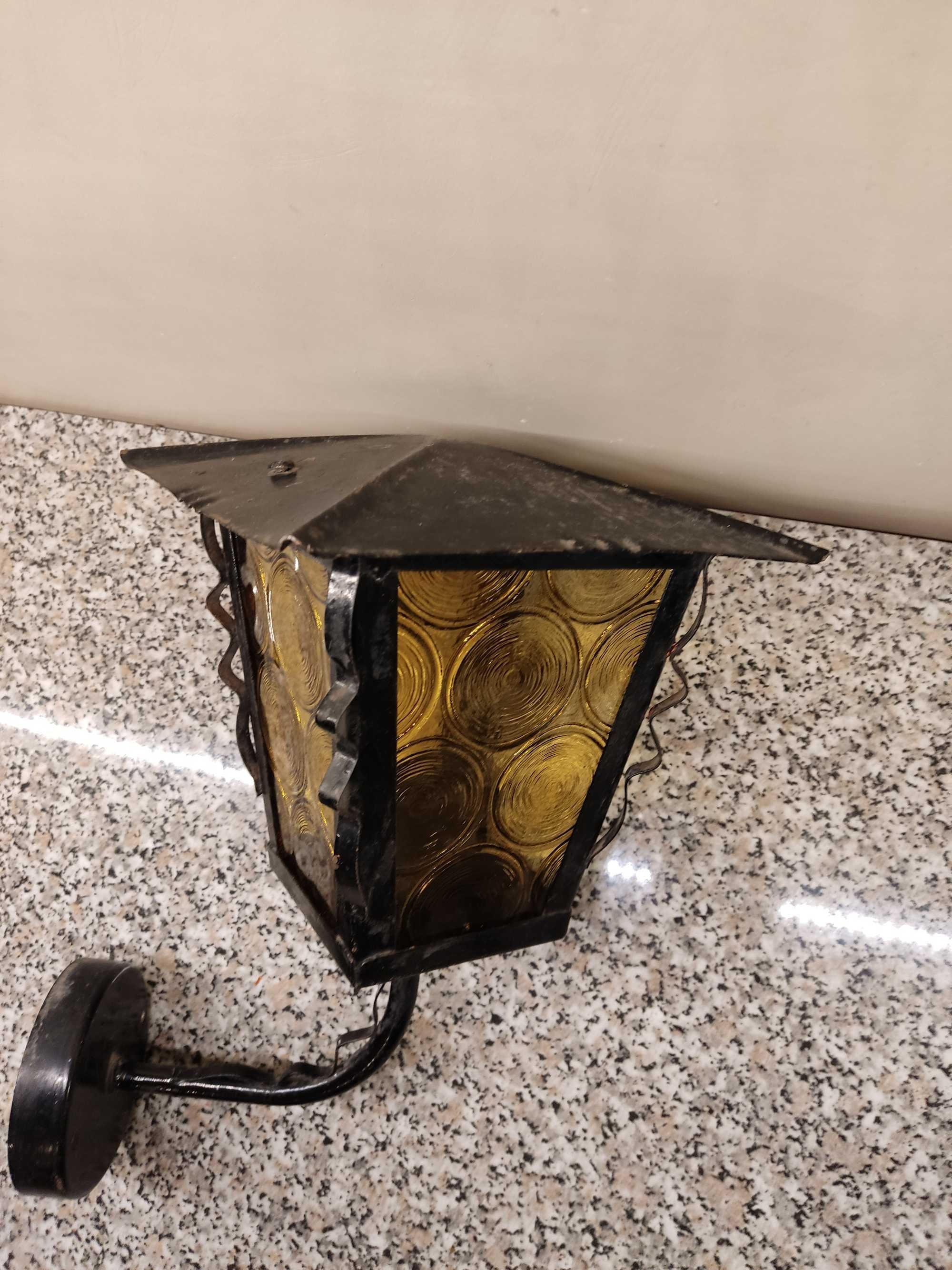 Stara retro lampa ścienna, kinkiet, na ganek, kamienice.