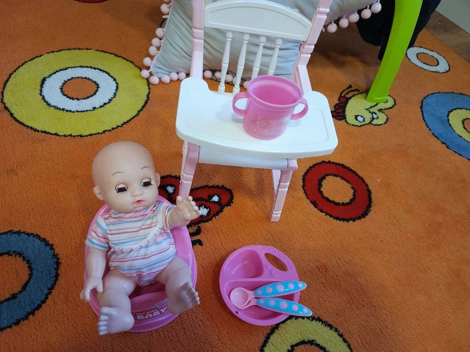 Laleczka z akcesoriami do karmienia
