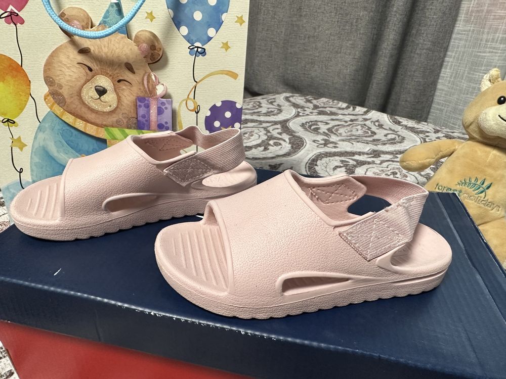 Zara, Crocs та інше взуття