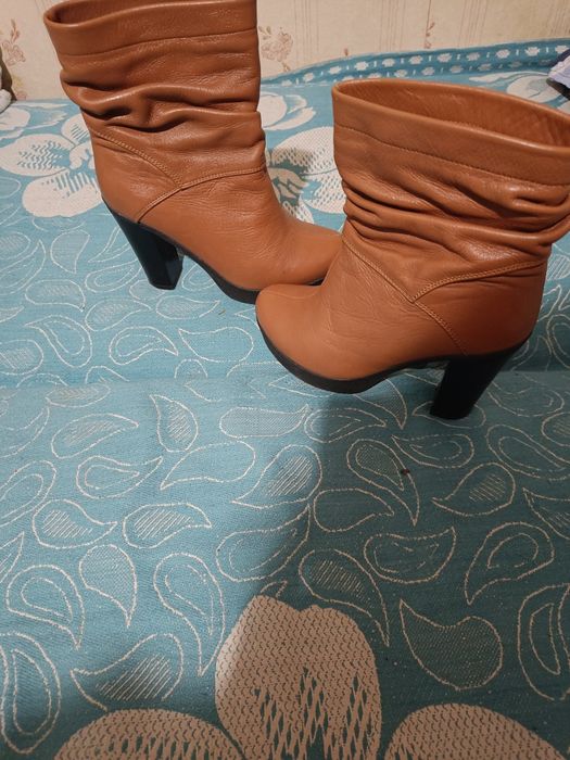 Чобітки, натуральна шкіра.