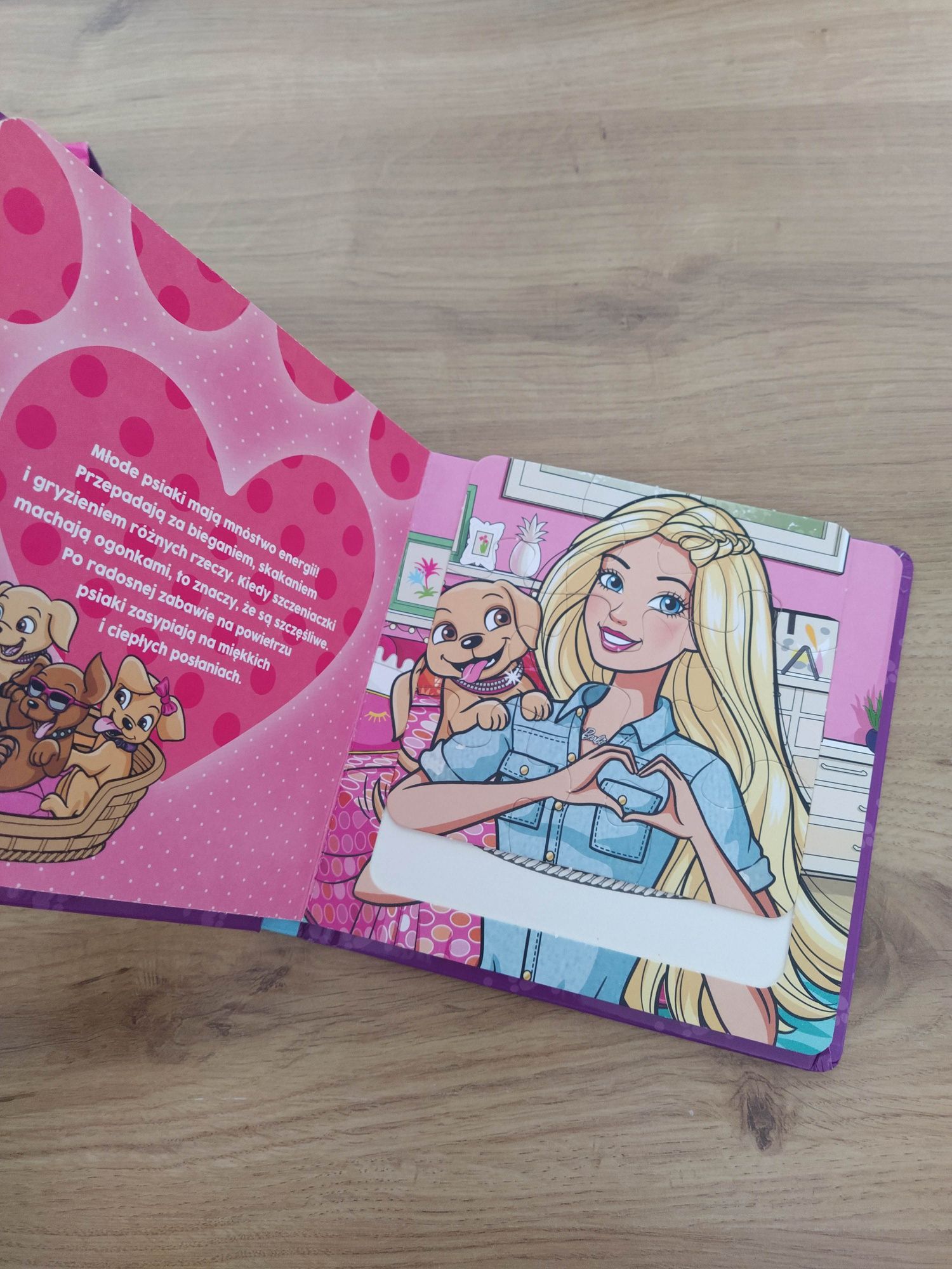 Dwie książki o Barbie, puzzle