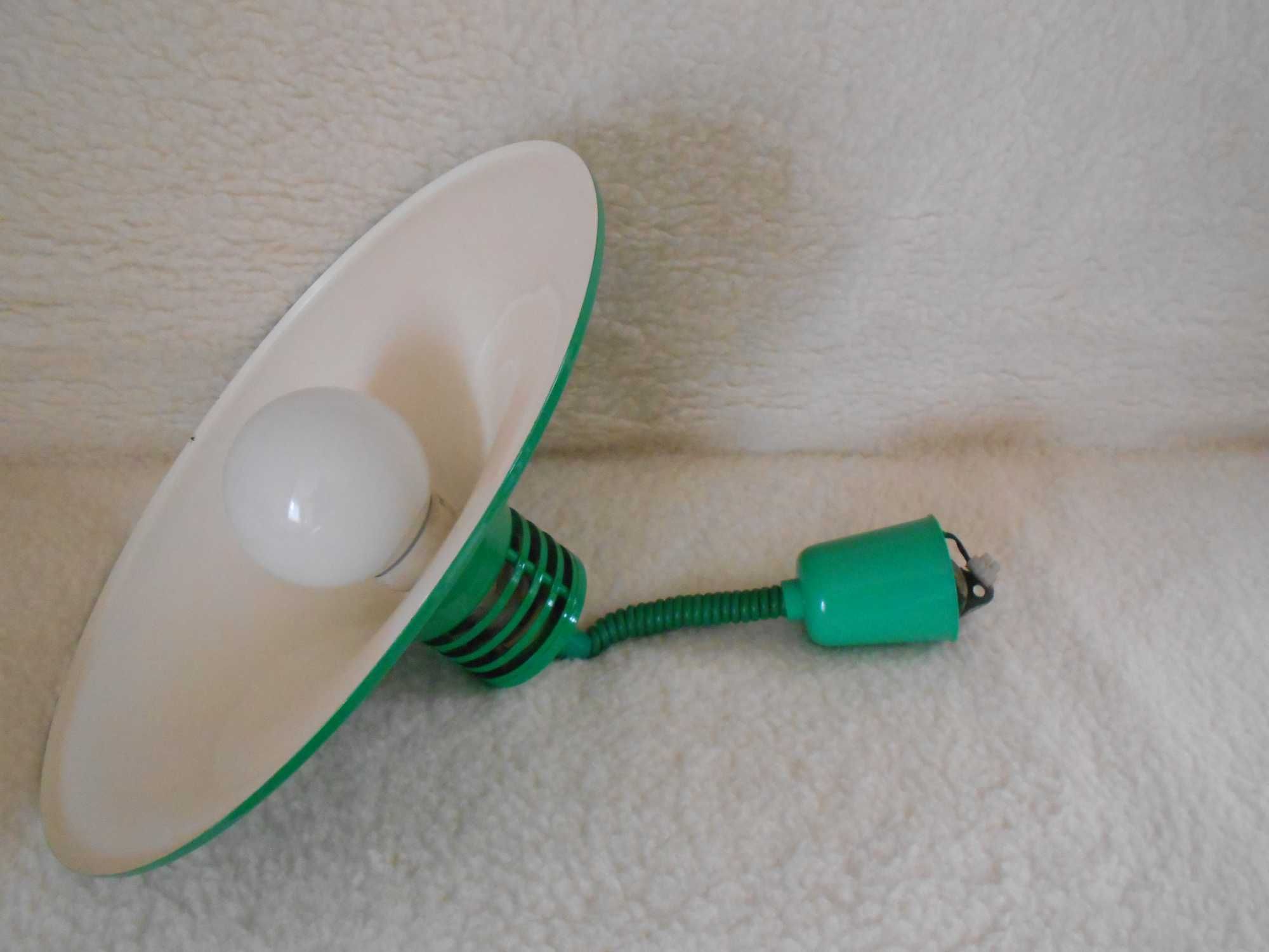 Lampa wisząca w kolorze zielonym,metalowa wym: 45x45 cm,  sprzedam.