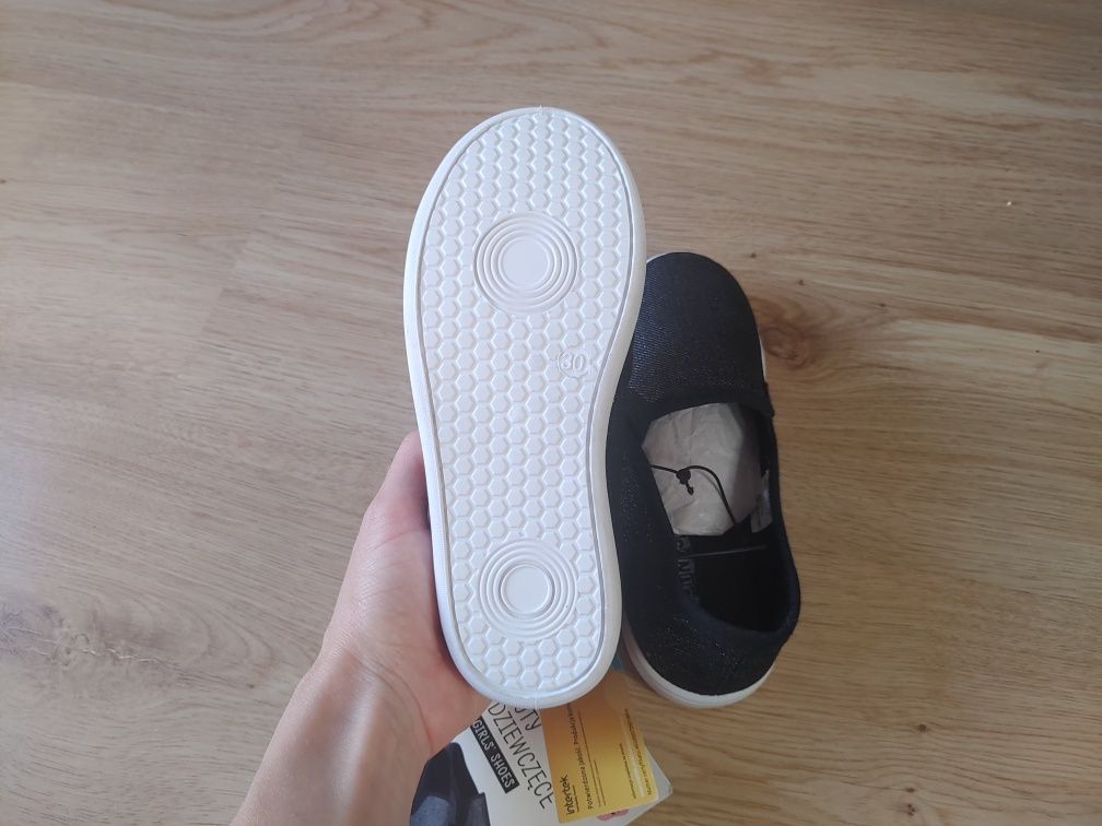 Sapatos de lona, tamanho 30, NOVOS com etiqueta