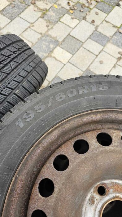 Komplet opon zimowych 195/60R15 Firemax FM805+ z felgami