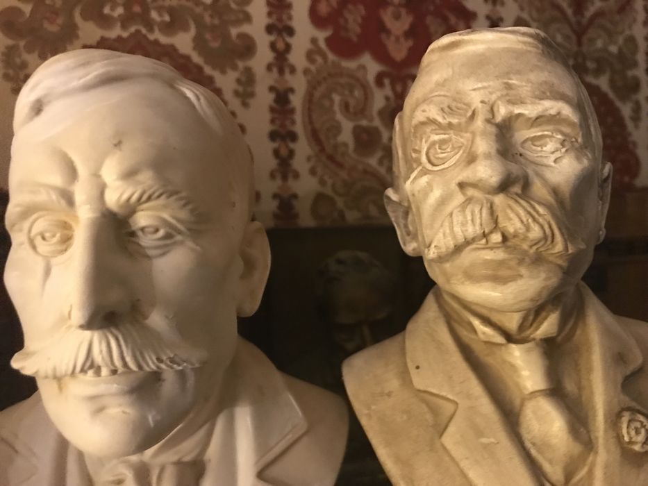 Bustos de Eça de Queiroz