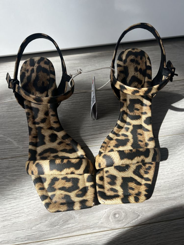 Босоніжки леопардові Stradivarius 38 p
