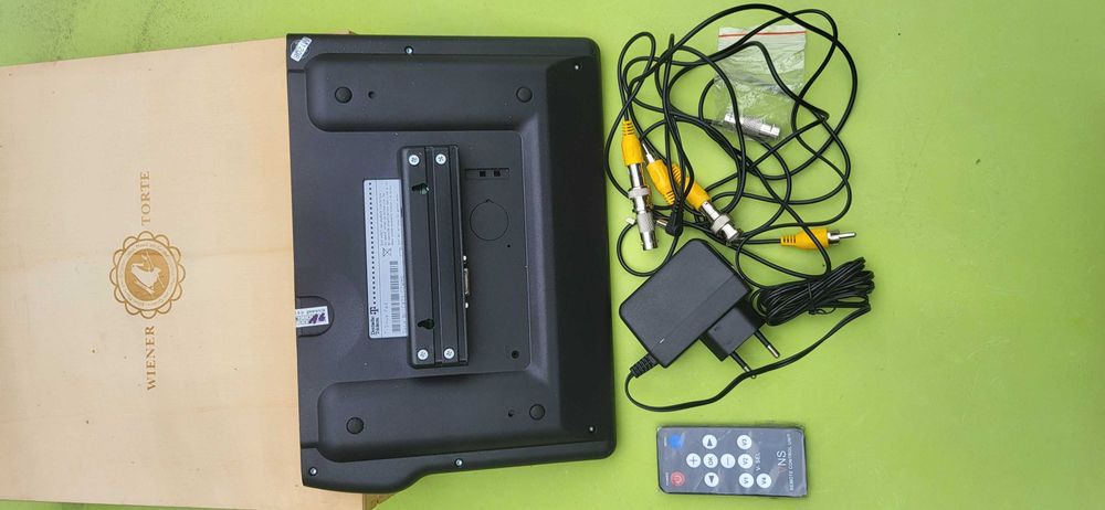 Monitor, Telewizor LCD 8,4" z audio, wbudowanym akumulatorem i pilotem