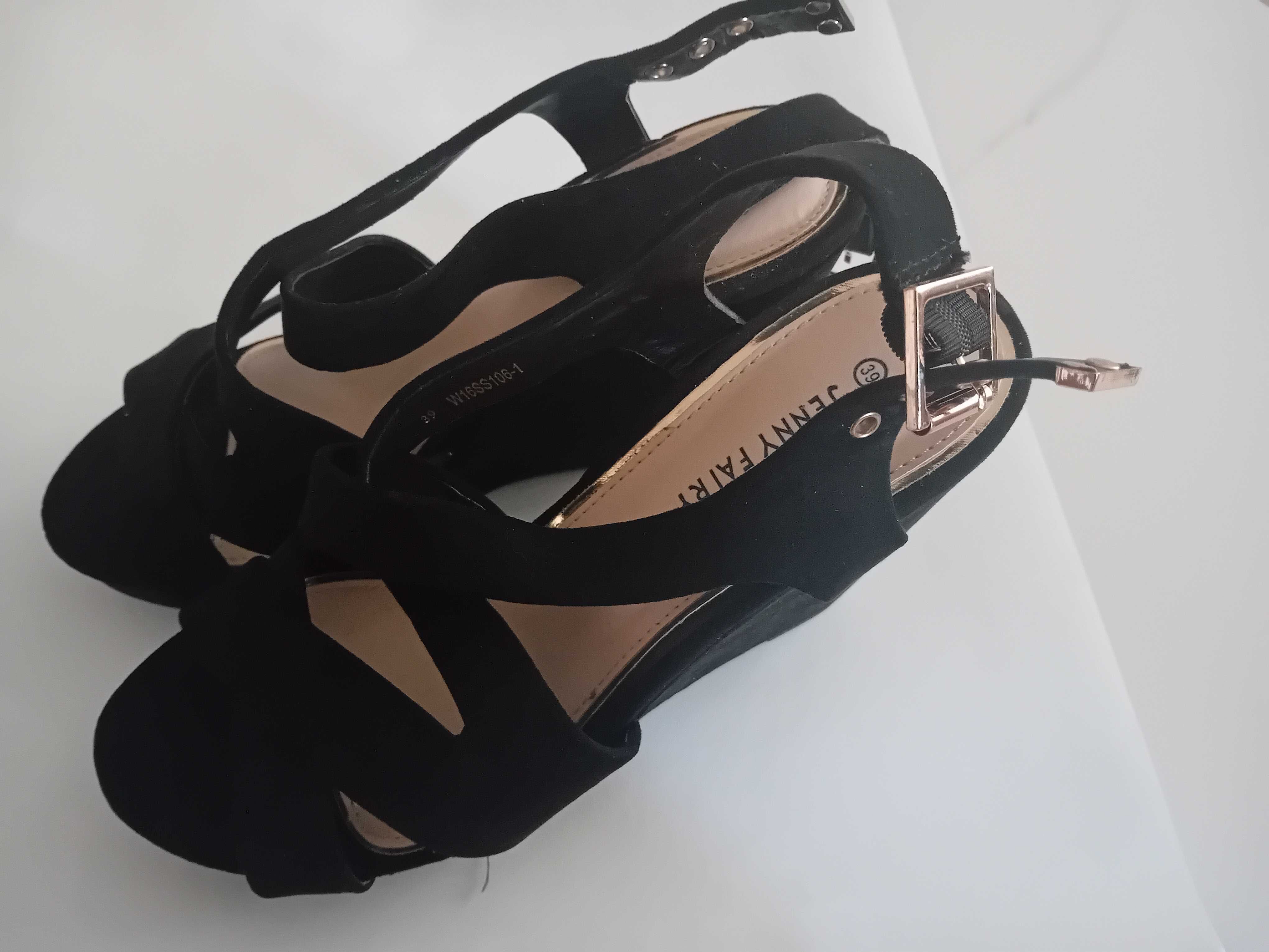 Buty nowe na wysokiej koturnie czarne