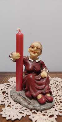 Babcia świecznik na małą świece. Wysokość 9,7 cm, rozpiętość 9,5 cm. C