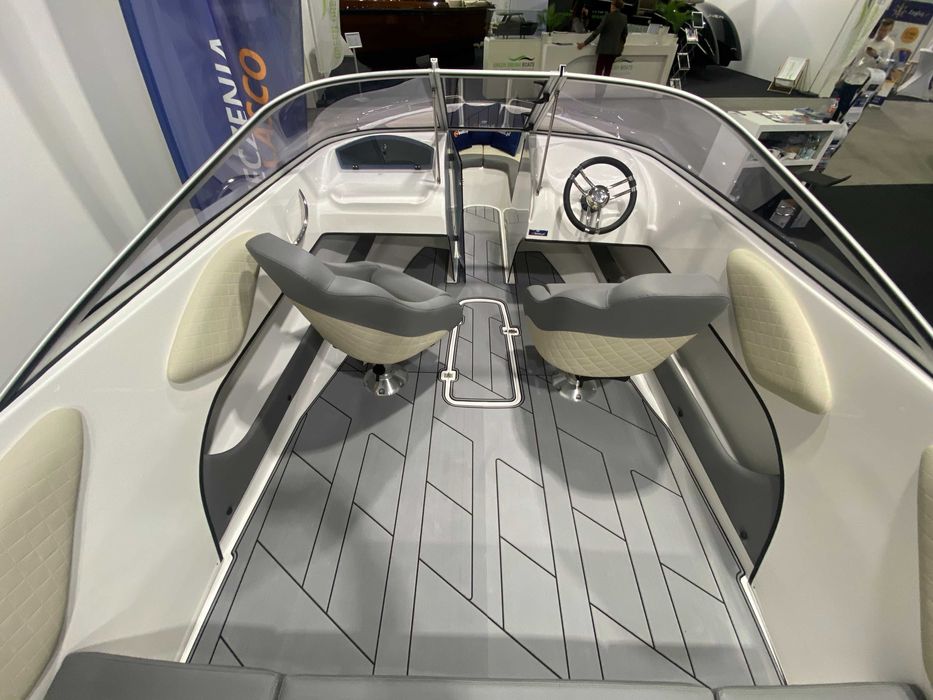 łódź motorowa nowa 630 z otwartym pokładem od mboats