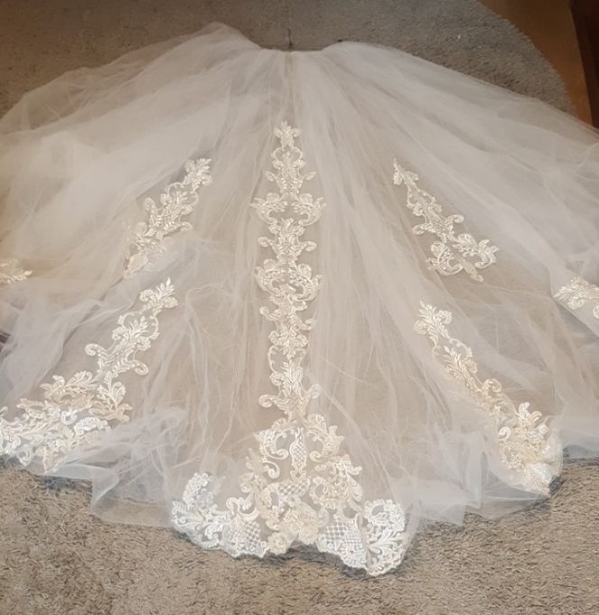 Шикарное,очень красивое,свадебное платье со съемным шлейфом