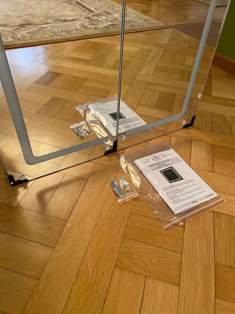 Szafka łazienkowa z lustrem i oświetleniem LED 65x65x13 cm