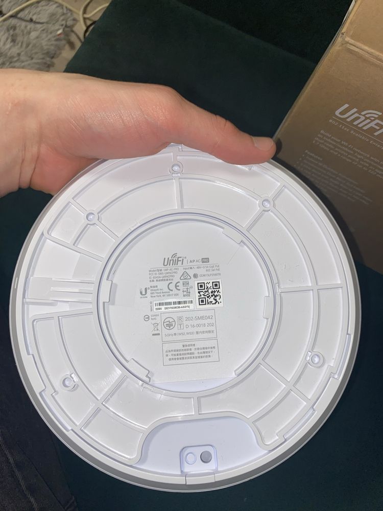 Ubiquiti UniFi UAP-AC-PRO — Punkt Dostępu WiFi 5 GHz / 2.4 GHz